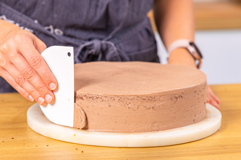 Torte mit Creme einstreichen