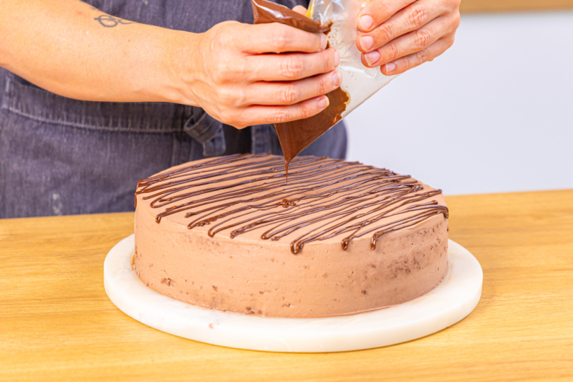 Torte mit Schokoguss verzieren