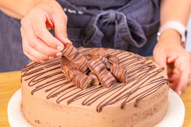Kinder-Bueno-Riegel auf die Torte legen