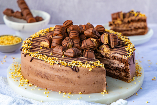 Kinder-Bueno-Torte mit Haselnussstücken verziert