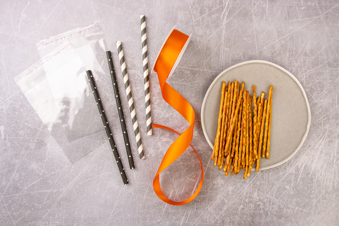 Kleine Hexenbesen basteln für Halloween Gastgeschenk Materialien