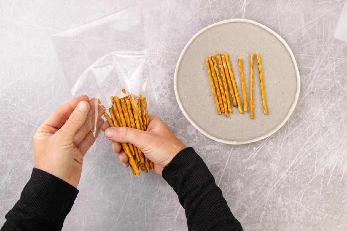 Salzstangen verpacken