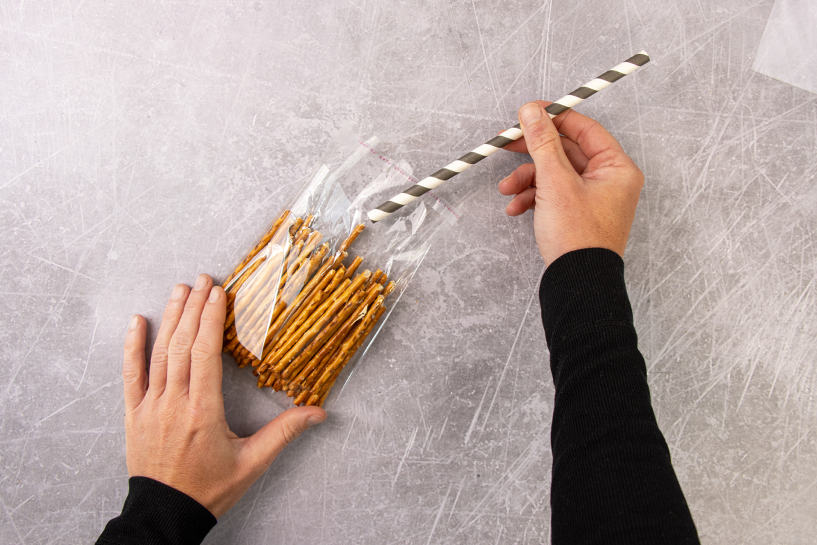 Strohhalm einstecken