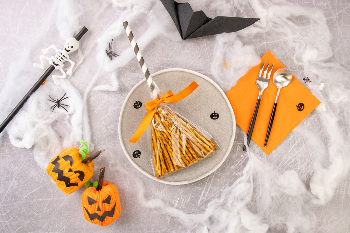 kleine Hexenbesen als Tischdeko und Gastgeschenk zur Halloween Party