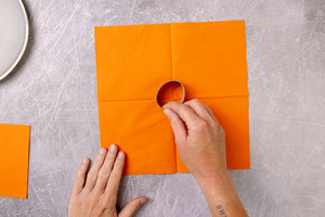Papprolle auf Serviette legen