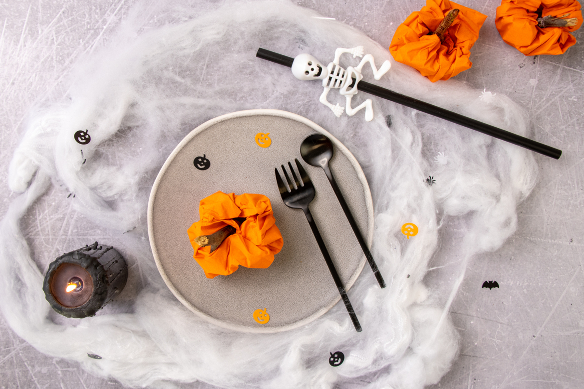 Halloween Tischdekoration mit gefalteten Kürbis Servietten