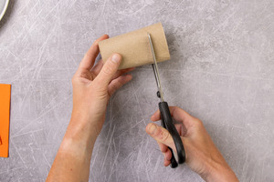Toilettenpapierrolle Streifen abschneiden