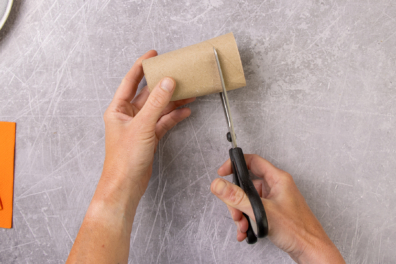 Toilettenpapierrolle Streifen abschneiden