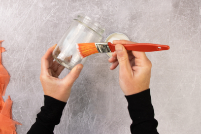Glas mit Bastelkleber bestreichen