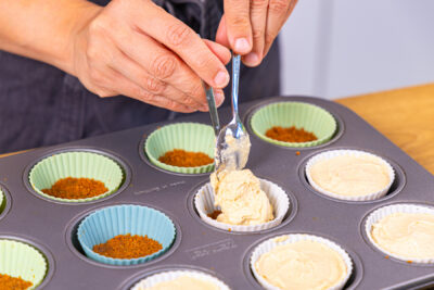 Cheesecake-Creme auf Förmchen verteilen