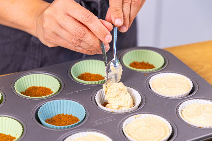 Cheesecake-Creme auf Förmchen verteilen