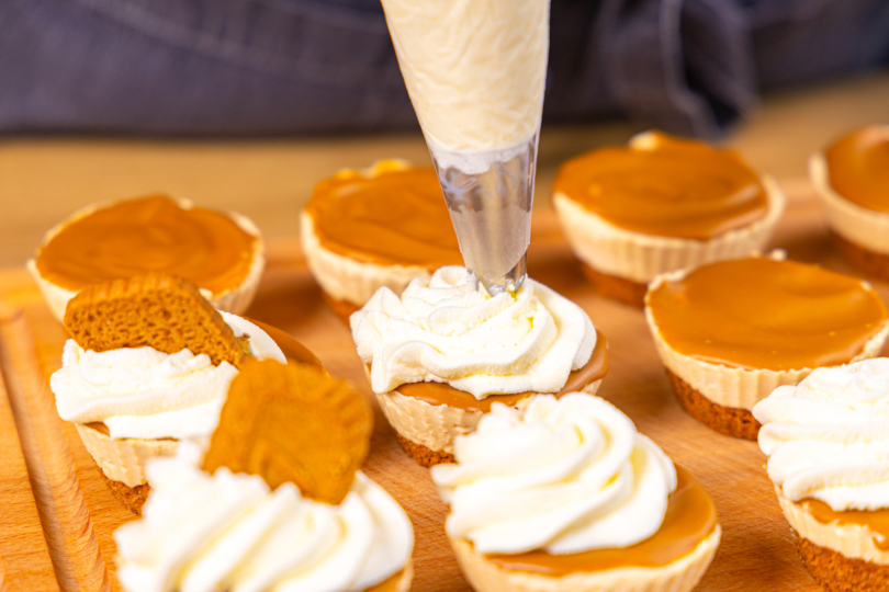 Mini Cheesecake mit Sahne verzieren