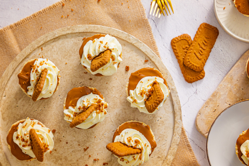 Lotus Biscoff Mini Cheesecakes mit Sahne und Karamellkekse dekoriert