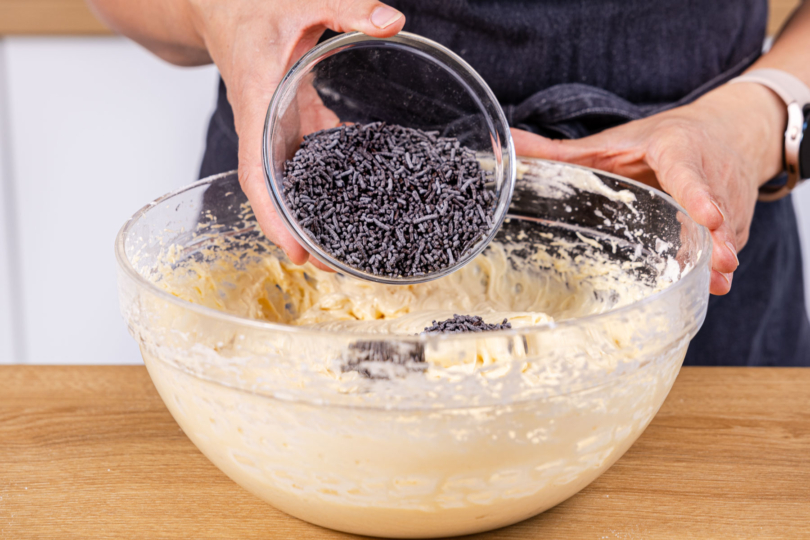 Schokostreusel zum Teig geben