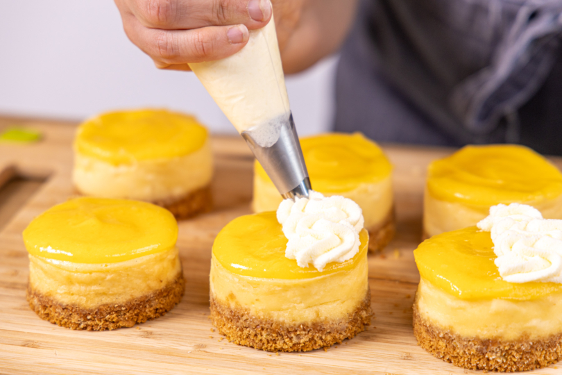 Mini-Zitronen-Käsekuchen mit Sahnetuffs dekorieren
