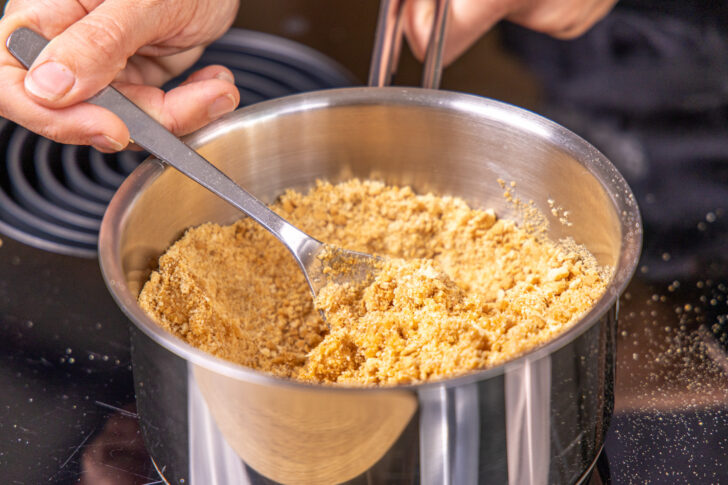 Keksbrösel mit geschmolzener Butter vermengen