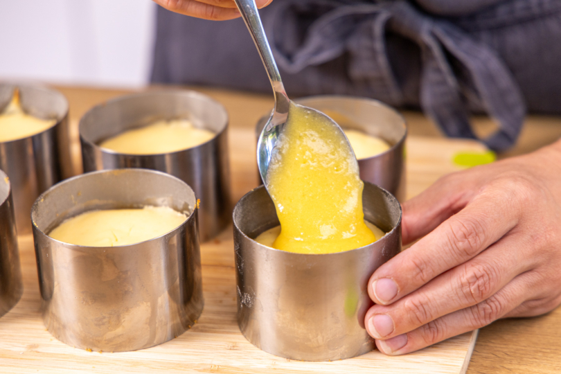 Mini-Zitronen-Käsekuchen mit Lemon Curd toppen