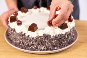Mon Chéri®-Torte dekorieren