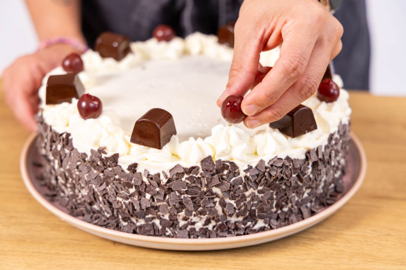 Mon Chéri®-Torte dekorieren