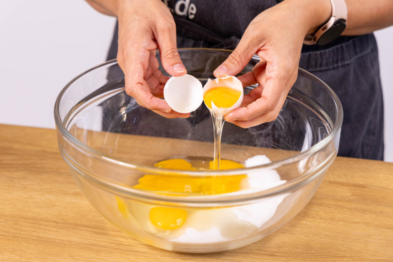 Eier zum Zucker geben