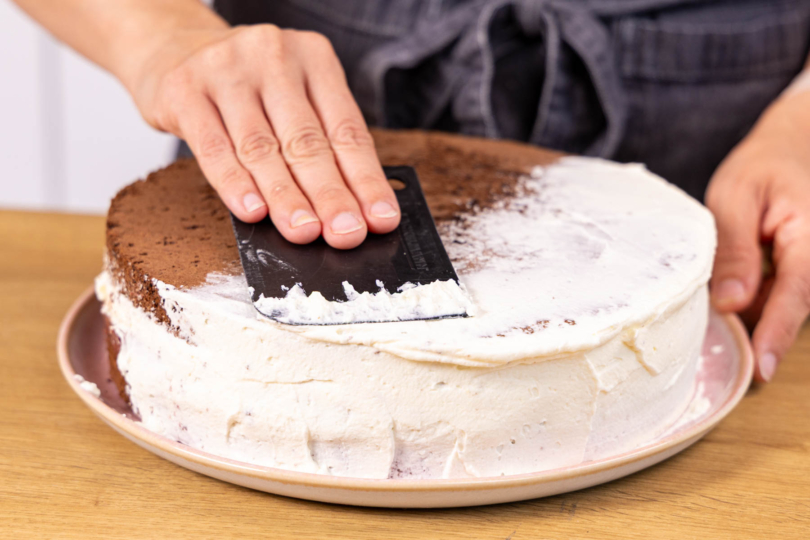 Mon Chéri®-Torte einstreichen
