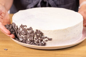 Raspelschokolade an Tortenrand der Mon Chéri®-Torte drücken
