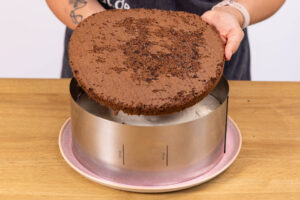 Tortenboden auf die Mon Chéri®-Torte auflegen