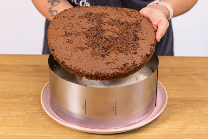 Tortenboden auf die Mon Chéri®-Torte auflegen
