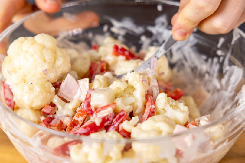 Omas Blumenkohlsalat verrühren