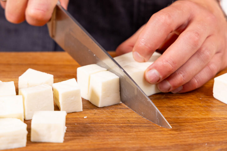 Paneer in Würfel schneiden