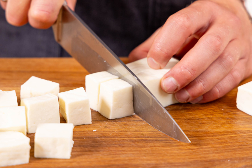 Paneer in Würfel schneiden