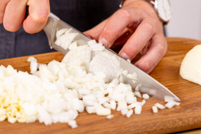 Zwiebel, Ingwer und Knoblauch schälen und in Würfel schneiden