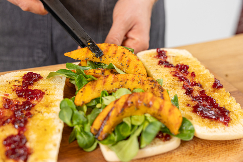 Panini mit Kürbis belegen