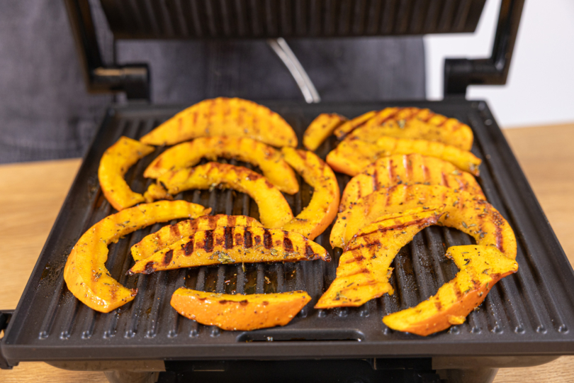 Kürbis im Kontaktgrill grillen
