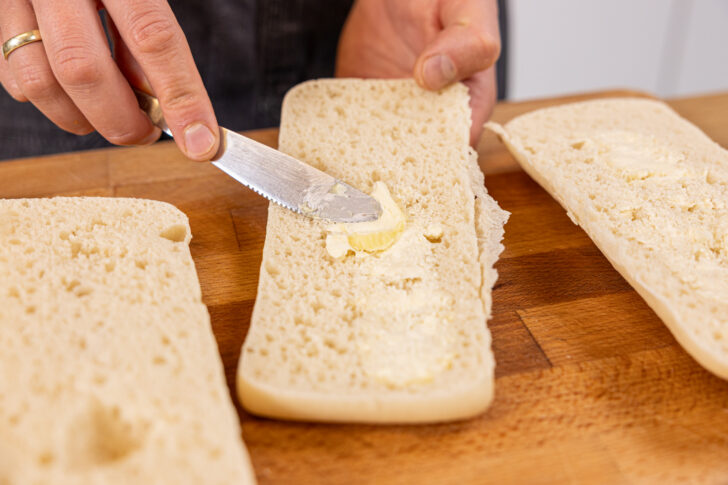 Panini Brot mit Margarine bestreichen