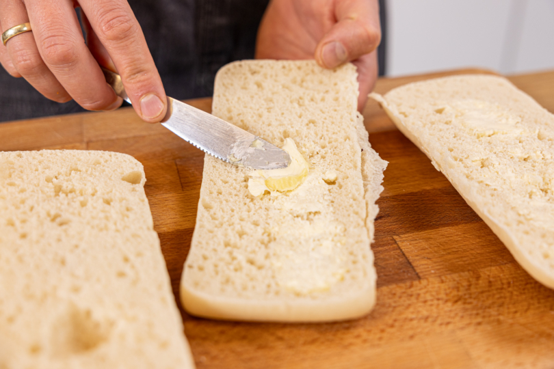 Panini Brot mit Margarine bestreichen
