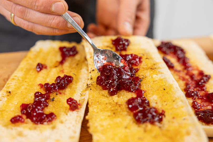 Panini mit Preiselbeeren bestreichen