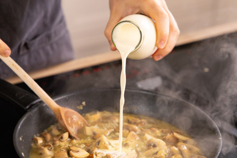Pilzragout mit Sahne ablöschen