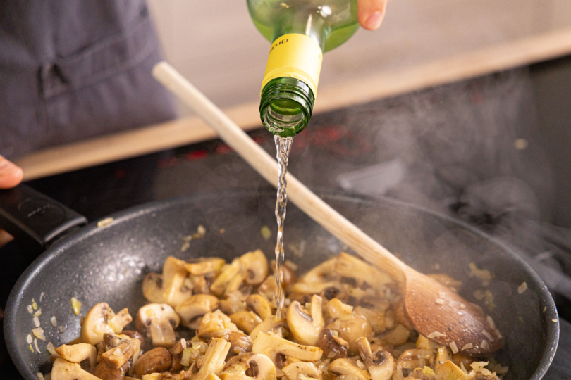 Pilzragout mit Wein ablöschen