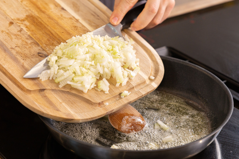 Zwiebeln anschwitzen
