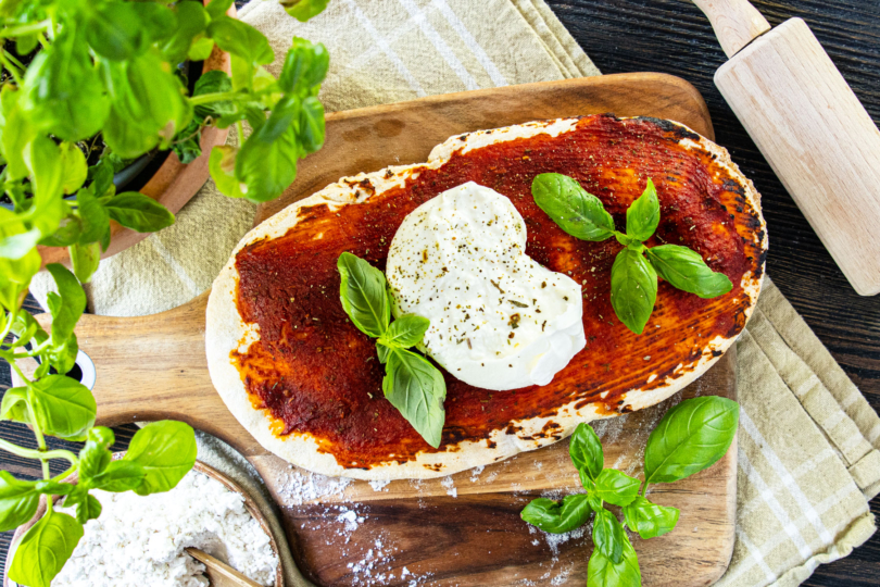 Pinsa-Teig mit Mozzarella