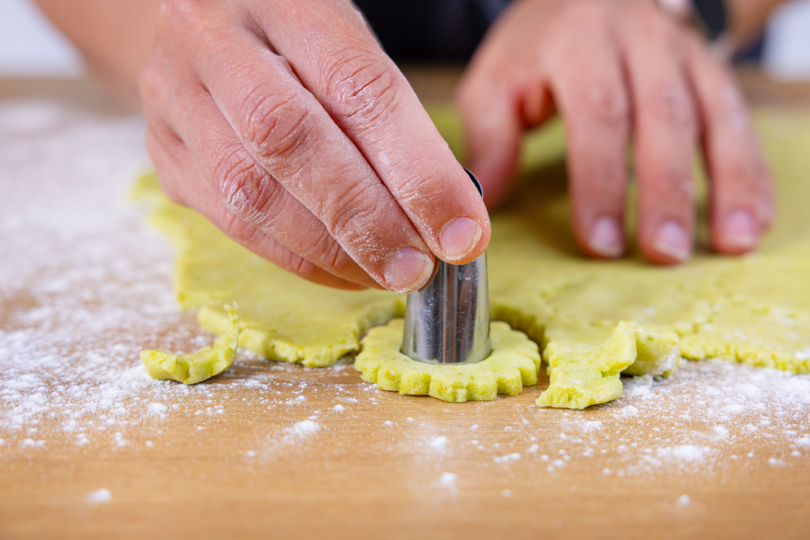 Pistazienplätzchen ausstechen