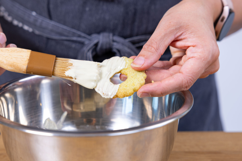Pistazien-Plätzchen mit Schokolade einpinseln