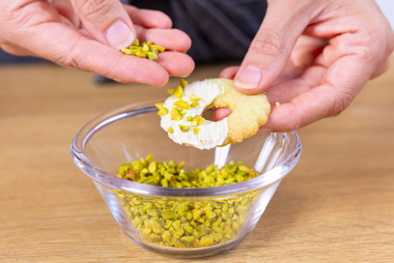 Pistazien-Plätzchen mit Pistaziencreme verzieren