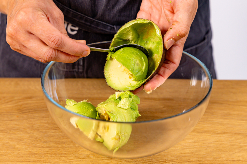 Fruchtfleisch der Avocado herausholen