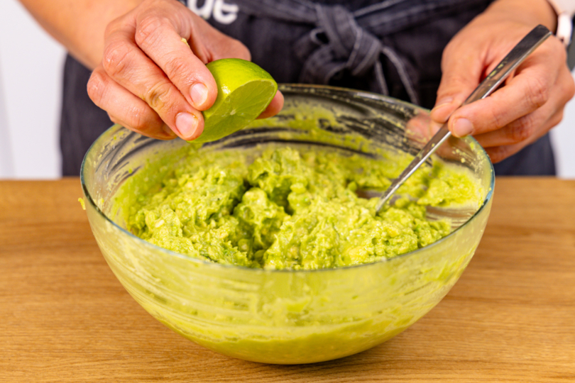 Spritzer Limettensaft zur Guacamole geben