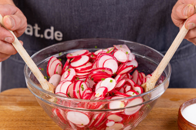 Radieschensalat DDR-Rezept vermengen und abschmecken