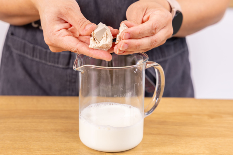 Hefe in Milch auflösen