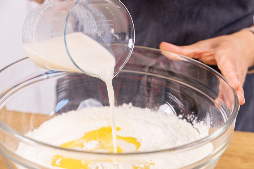 Hefe-Milch-Gemisch zu mehl geben