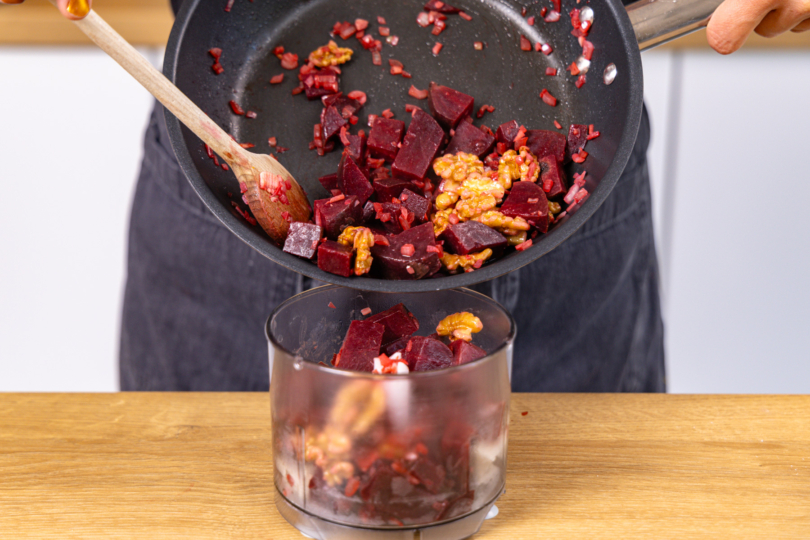 Rote-Bete-Mischung im Multizerkleinerer zu Sauce pürieren